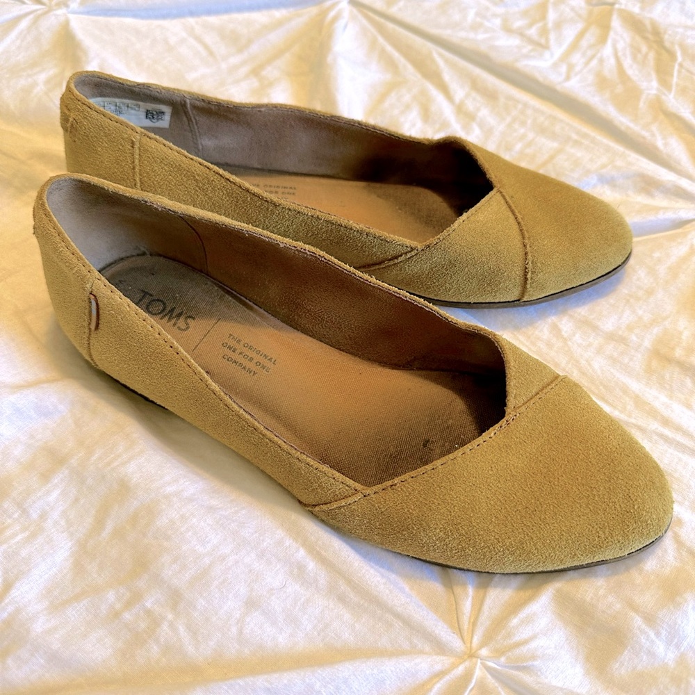 TOMS Womens Julie Neat Flat in Amber Gold Suede